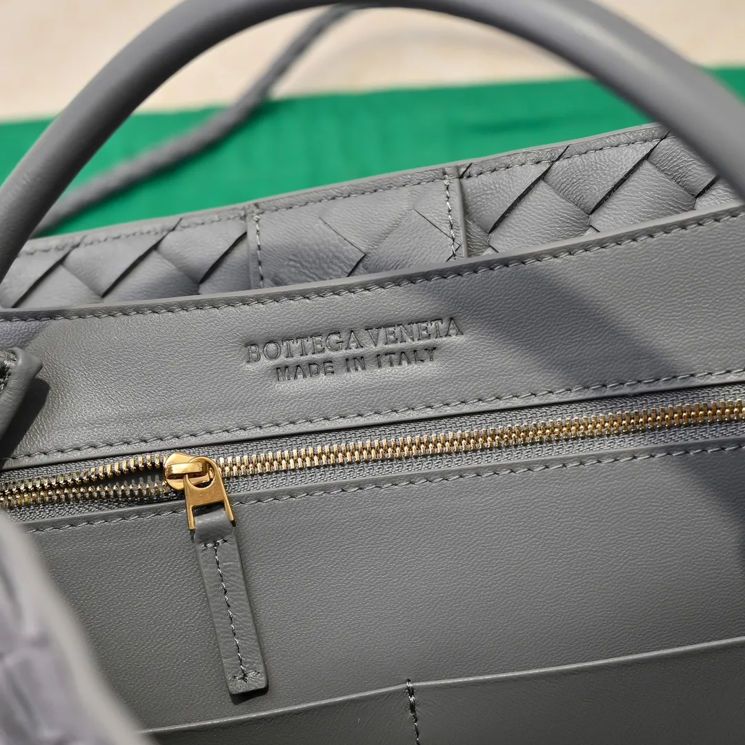 Batch 2360 BV new Andiamo is shipped‼ ️Really popular🔥The new Andiamo woven handbag launched by Bottega Veneta this season is really popular all over the world! ! Celebrities at home and abroad have worn it, and Oscar-winning actress Michelle Yeoh has taken it out on the street. Song Jia, Trai Yara, Yu Feihong, Sanji Ayaka, Rosie Hunting-Whiteley, Yoshioka Riho, etc. have all picked up this bag. It is classic and versatile, showing off its temperament, and the bag capacity is also large, which is very convenient for daily commuting! ! A variety of carrying methods, the shoulder straps can be adjusted by yourself, the original lambskin feels soft and delicate, and the unisex style breaks gender boundaries and brings a more practical and longer-lasting use experience. Andiamo, which has both elegant and casual styles, perfectly interprets the true appearance of "fashionable old money style". Style number: 8463 Size: 32*24*12